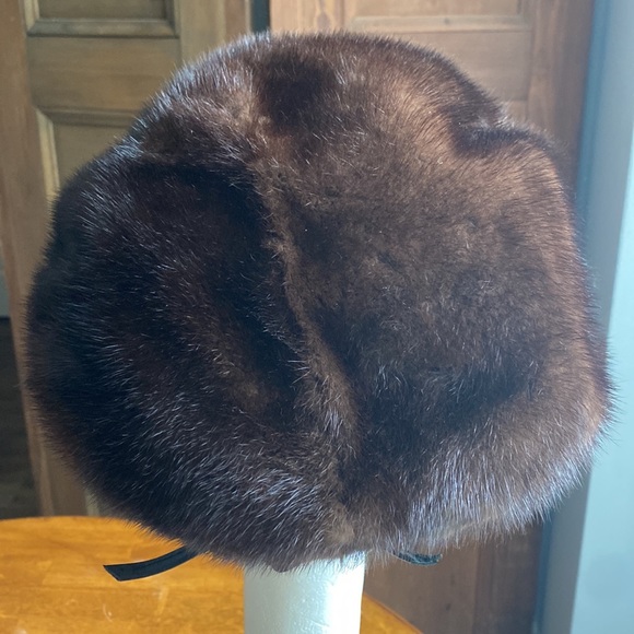 Vintage brown and black fur hat by Betmar Legante. Leather bow in back. - Picture 3 of 6